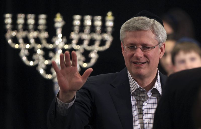 © Reuters. Canada's Prime Minister Stephen Harper greets the Jewish community in Montreal