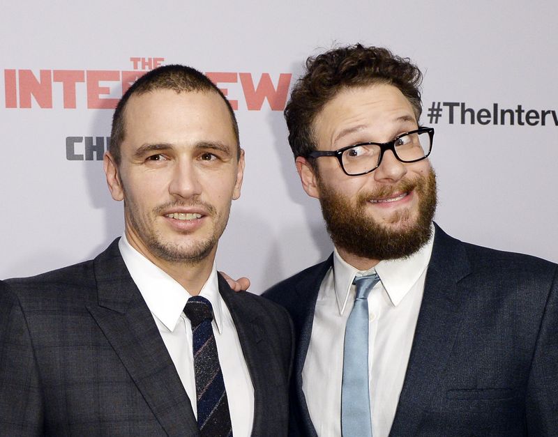 © Reuters. Cast members Franco and Rogen pose during premiere of the film "The Interview" in Los Angeles