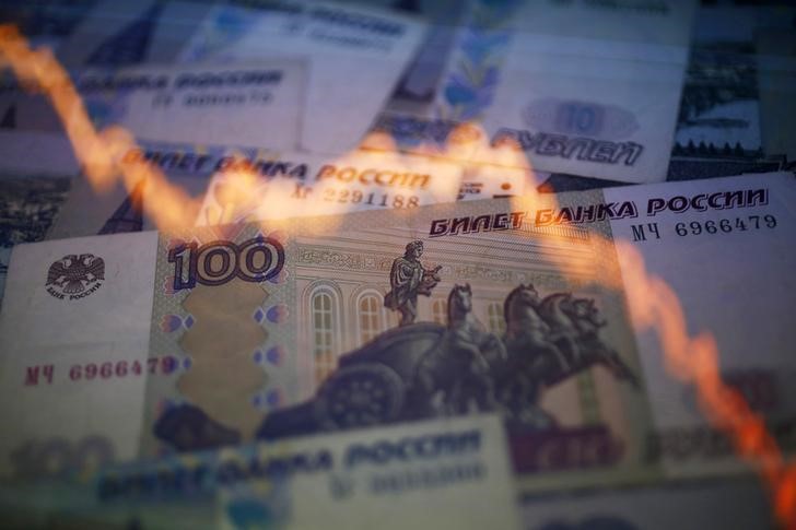 © Reuters. A reflection of a yearly chart of U.S. dollars and Russian roubles are seen on rouble notes in this photo illustration taken in Warsaw