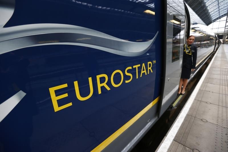 © Reuters. A Eurostar employee poses with their new Siemens e320 train at St Pancras station in central London