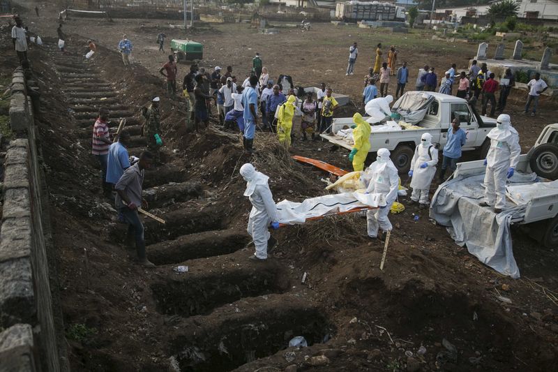 © Reuters. La cifra de muertos por ébola se acerca a 7.000