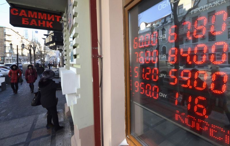 © Reuters. A board showing currency exchange rates is on display in Vladivostok