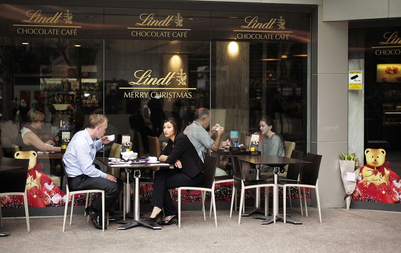 © Reuters. Customers dine at the Lindt cafe on Sydney's George Street which opened its doors for the first time Thursday following a siege at Lindt's nearby Martin Place outlet