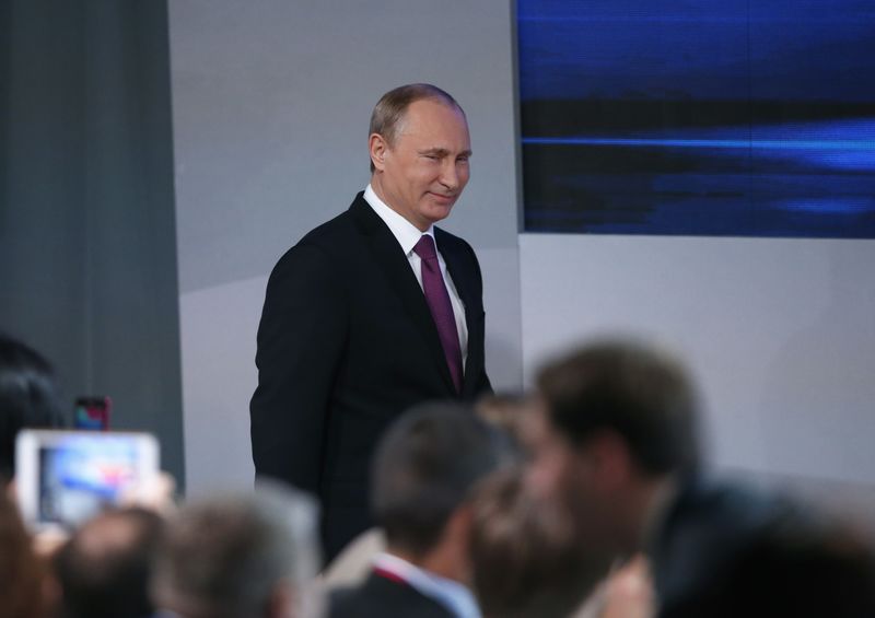 © Reuters. Russian President Putin walks in to attend his annual end-of-year news conference in Moscow