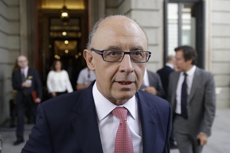 © Reuters. Tesoro español adjudica unos 2.600 mlns euros a tipos más bajos 