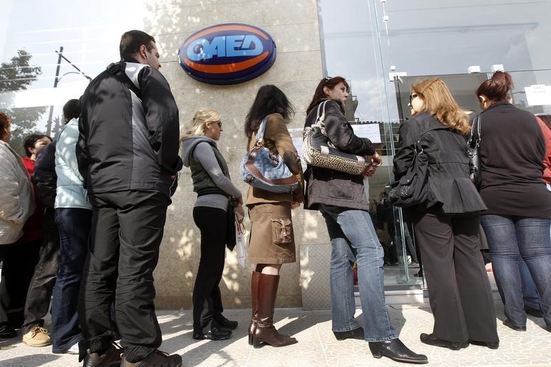 © Reuters. Recently jobless Greeks line up to receive their unemployment benefit at an unemployment bureau in Athens