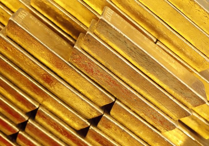 © Reuters. Слитки золота в Национальном банке Чехии в Праге
