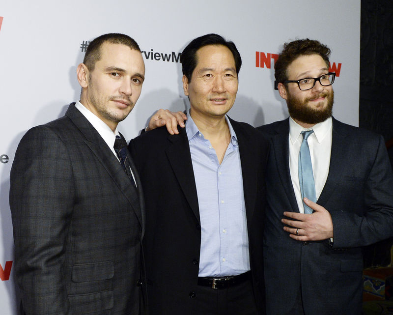 © Reuters. Atores James Franco, Charles Rahi Chun e Seth Rogen posam na première de "A Entrevista" em Los Angeles