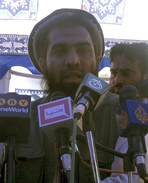 © Reuters. Zaki-ur-Rehman Lakhvi speaks during a rally