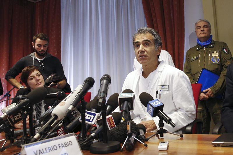 © Reuters. Una conferenza stampa del team che ha in cura il medico malato di Ebola allo Spallanzani