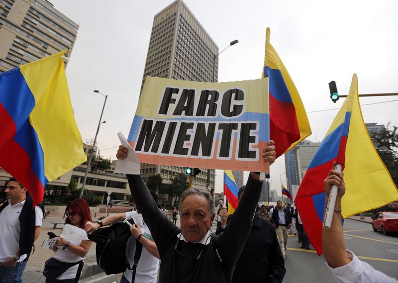 © Reuters. Colombia rechaza la exigencia de verificación de las FARC para el alto el fuego