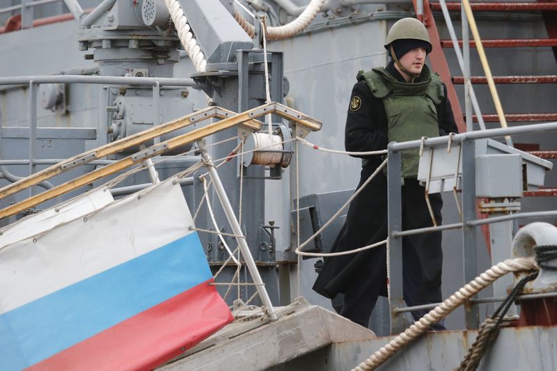 © Reuters. A Russian sailor stands on the deck of the Russian navy frigate Smolny at the STX Les Chantiers de l'Atlantique shipyard site in Saint-Nazaire