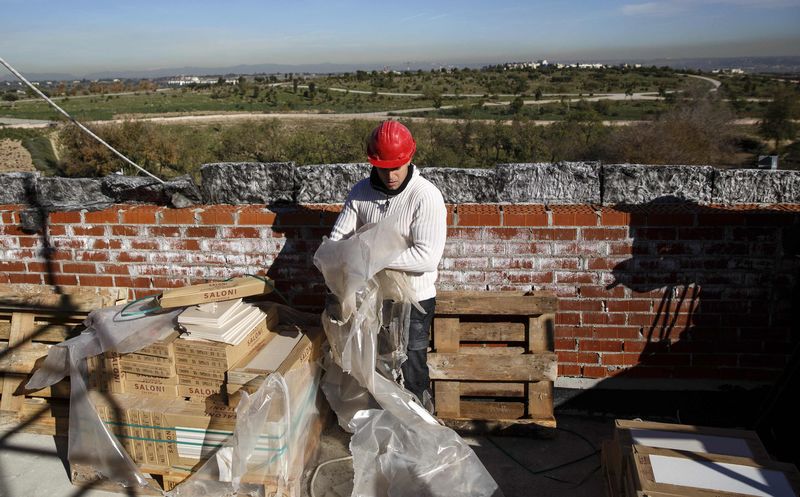 © Reuters. Las cementeras esperan un tímido repunte del consumo de cemento en 2015  