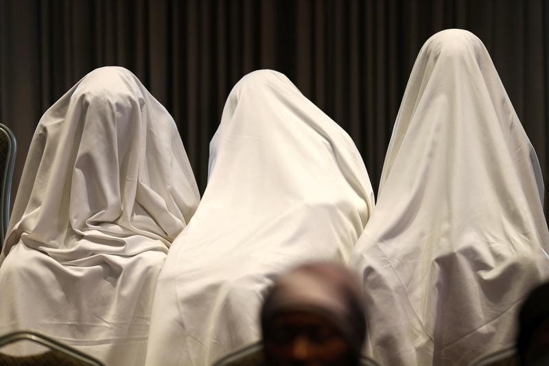 © Reuters. Supuestos miembros de Boko Haram secuestran a más de 100 mujeres y niños  