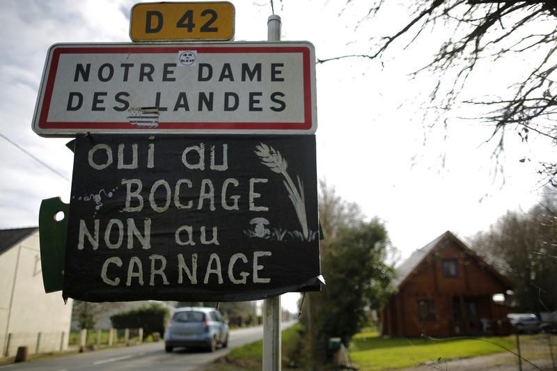 © Reuters. MANUEL VALLS SOUTIENT LE PROJET D'AÉROPORT À NOTRE-DAME-DES-LANDES