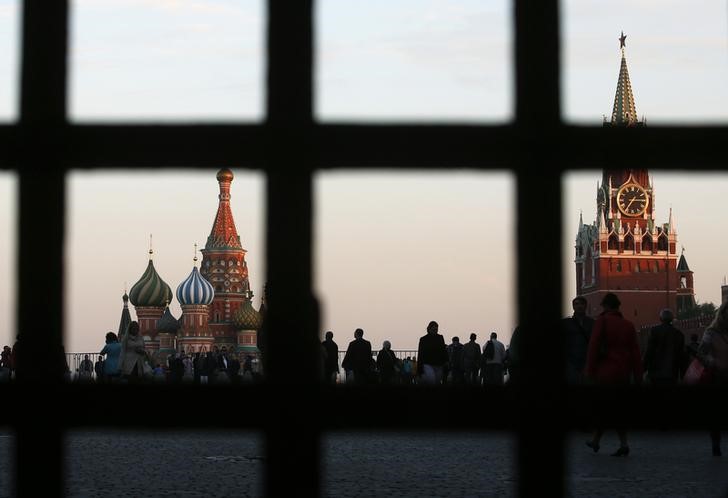 © Reuters. Вид на Покровский собор и Спасскую башню в Москве