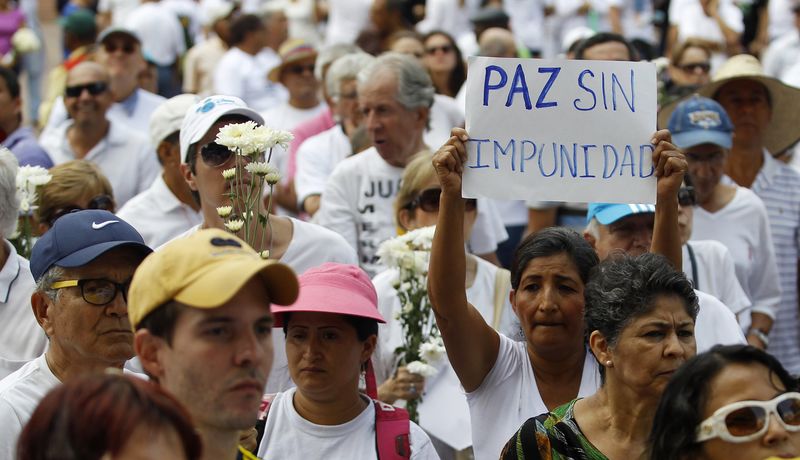 © Reuters. People take part in a demonstration demanding peace without impunity, and against the FARC rebels in Cali
