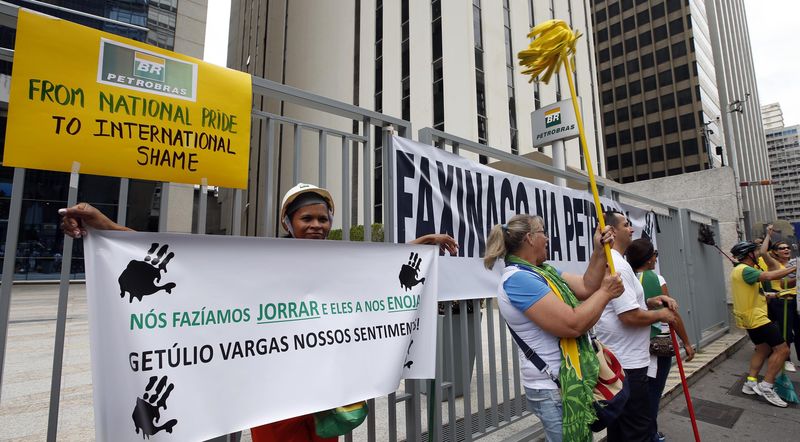 © Reuters. Manifestantes na frente do prédio da Petrobras em São Paulo 