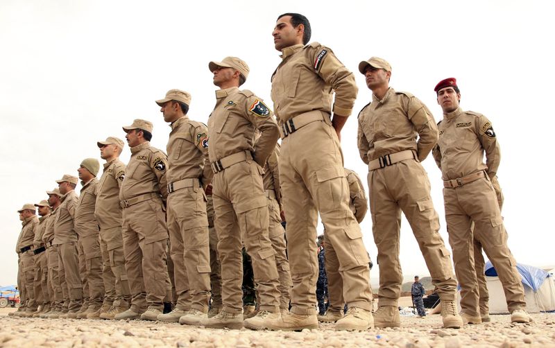 © Reuters. Voluntários sunitas de Mosul participam de treinamento militar para enfrentar Estado Islâmico