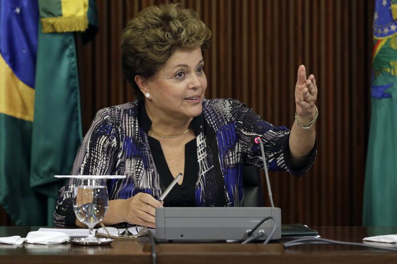 © Reuters. Brazil's President Rousseff speaks during a meeting at the Planalto Palace in Brasilia