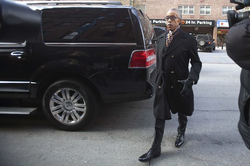 © Reuters. Civil rights activist Reverend Al Sharpton arrives for a meeting with Sony Pictures Co-Chairman Amy Pascal at a hotel in New York