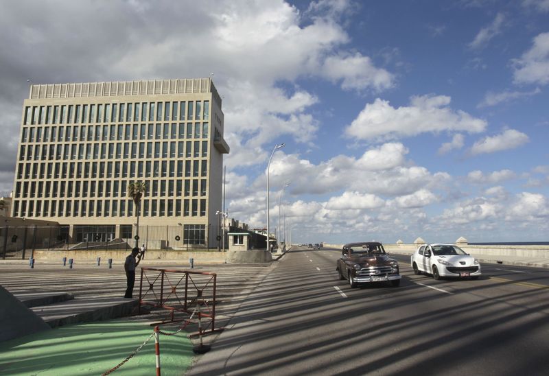 © Reuters. Cars drive past the U.S. Interests Section, in Havana