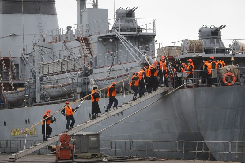 © Reuters. LES MARINS RUSSES QUITTENT SAINT-NAZAIRE SANS LE MISTRAL