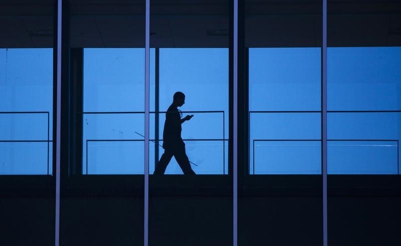 © Reuters. A student uses his mobile phone as he walks inside the Engineering building at the University of Waterloo