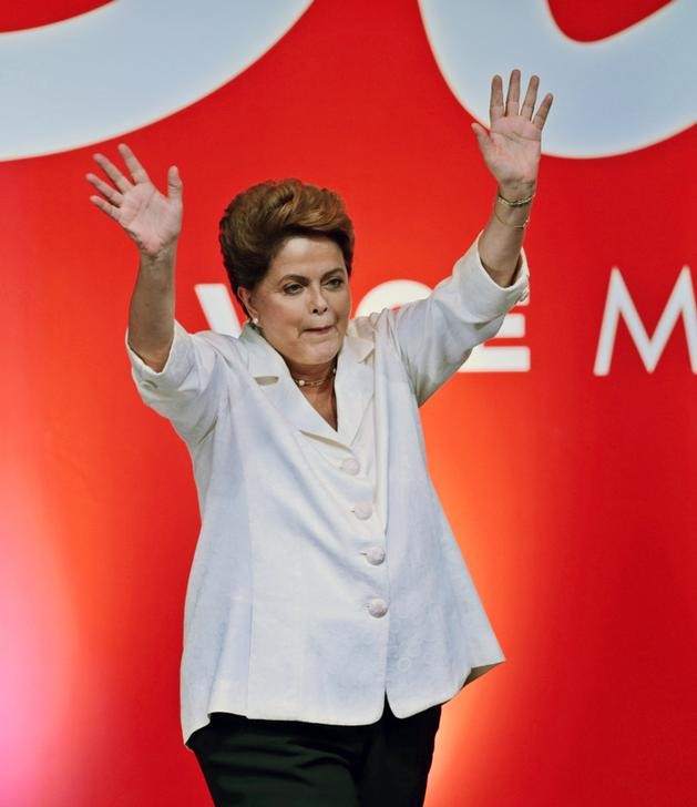 © Reuters. Presidente Dilma Rousseff acena durante entrevista coletiva após a divulgação do resultado da eleição presidencial, em Brasília 