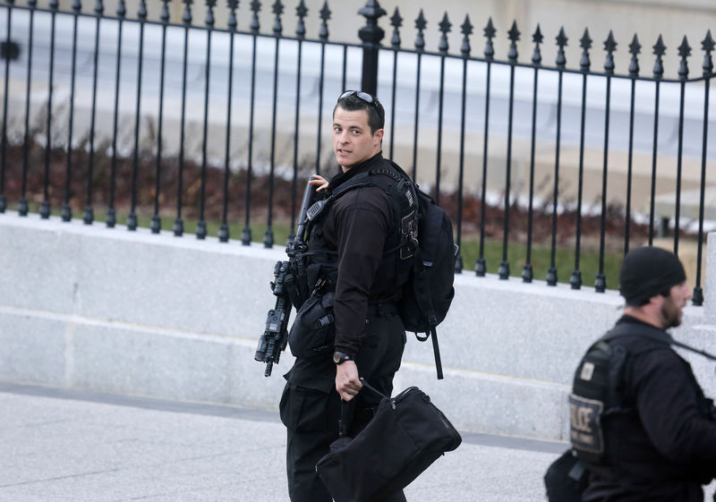 © Reuters. U.S. Secret Service agents walk at the White House in Washington
