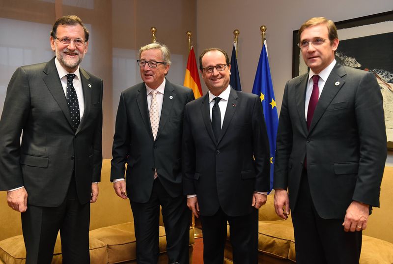 © Reuters. (L-R) Spanish Prime Minister Mariano Rajoy Brey, European Commission President Jean-Claude Juncker, French President  Francois Hollande and Portuguese Prime Minister Pedro Passos Coelho meet European Union leaders summit in Brussels