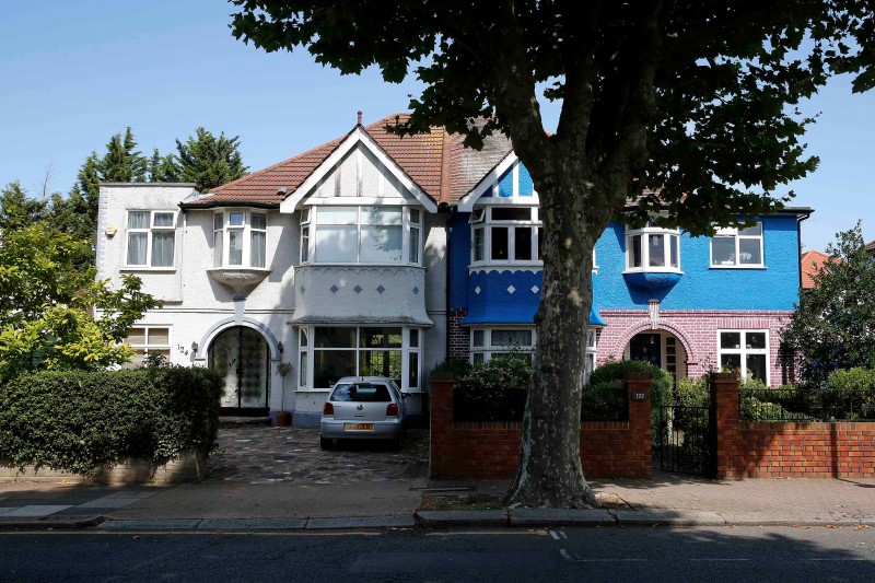 © Reuters. A view of semi-detached homes in the Willesden neighbourhood of northwest London