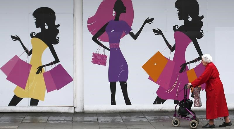 © Reuters. A shopper walks past an empty retail unit in Nottingham