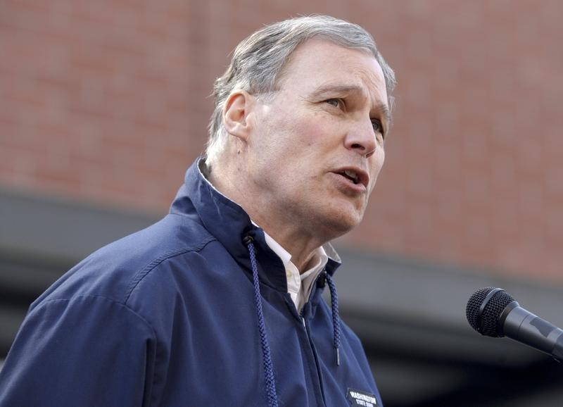 © Reuters. Governor Jay Inslee addresses the media outside the Arlington Police Department in Arlington, Washington