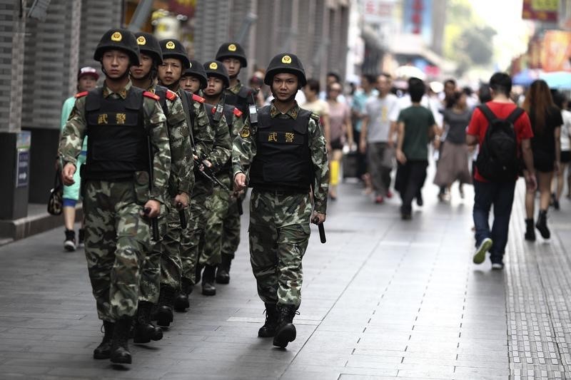 © Reuters. Paramilitary policemen patrol along a street in Shenzhen