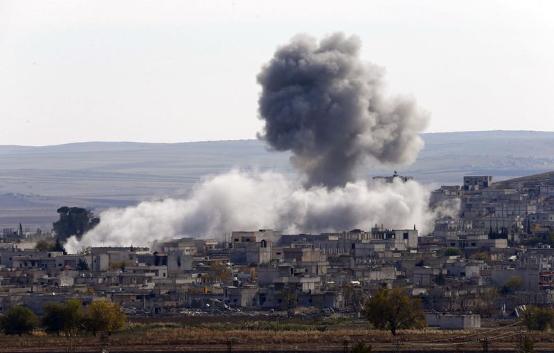 © Reuters. الضربات الجوية التي تقودها أمريكا تركز على تنظيم الدولة الإسلامية في كوباني بسوريا