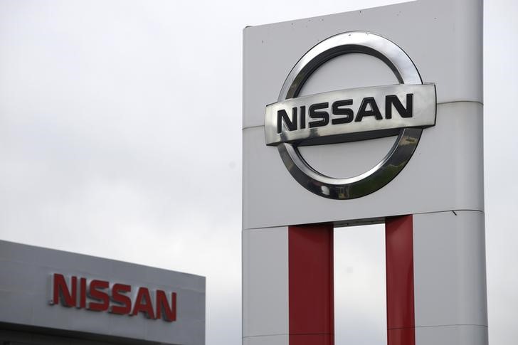 © Reuters. Nissan signs are seen outside a Nissan auto dealer in Broomfield, Colorado
