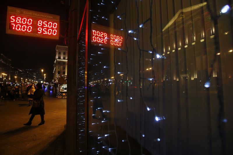 © Reuters. Board showing currency exchange rates is on display in central Moscow