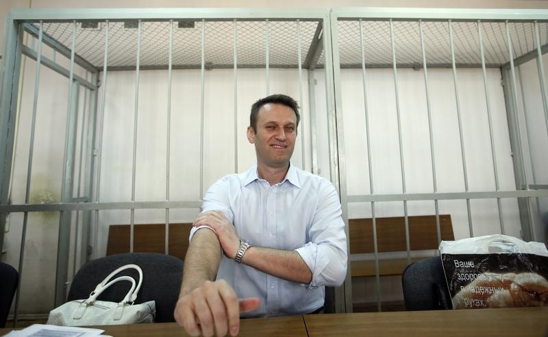 © Reuters. Russian opposition leader and anti-corruption blogger Alexei Navalny sits before a court hearing in Moscow