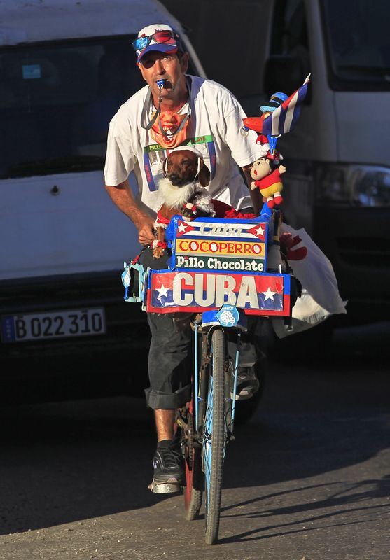 © Reuters. Los cubanos imaginan una vida más próspera sin su viejo enemigo