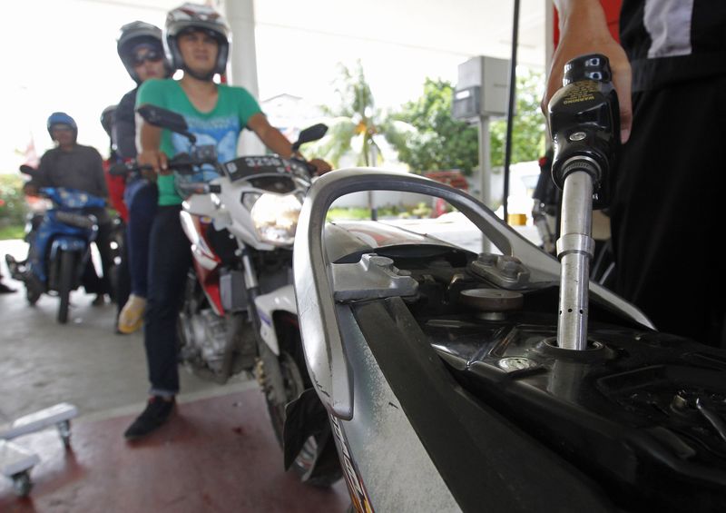 © Reuters. An employee of state-owned Pertamina refuels a motorcycle at its petrol station in Jakarta