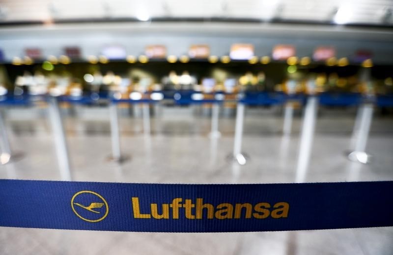 © Reuters. The logo of German flagship carrier Lufthansa is pictured on a passengers guidance band in Frankfurt's airport