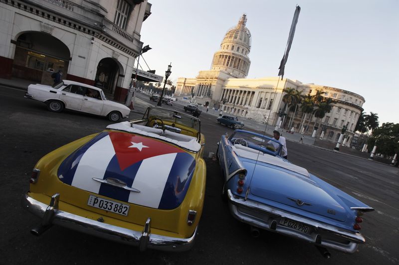 © Reuters. Bandeira cubana pintada em um carro perto do Capitólio Cubano, em Havana