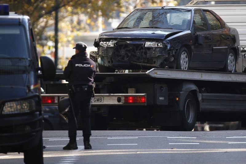 © Reuters. Carro que invadiu a sede do Partido do Povo, em Madri