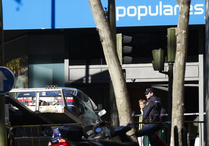 © Reuters. Un parado empotra su coche con bombonas de butano contra la sede del PP