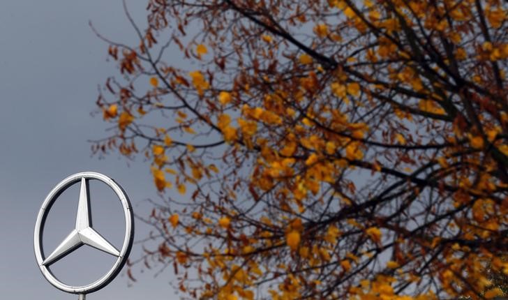 © Reuters. The logo of German car manufacturer Mercedes-Benz, a subsidiary of Daimler AG, is seen on top of a Mercedes-Benz branch in Hanau