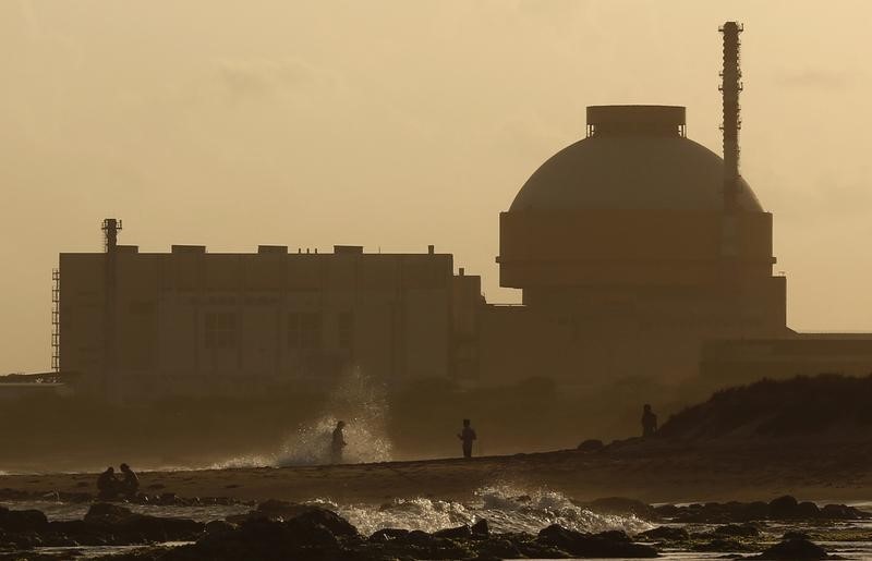 © Reuters. Police patrol on a beach near Kudankulam nuclear power project in the southern Indian state of Tamil Nadu