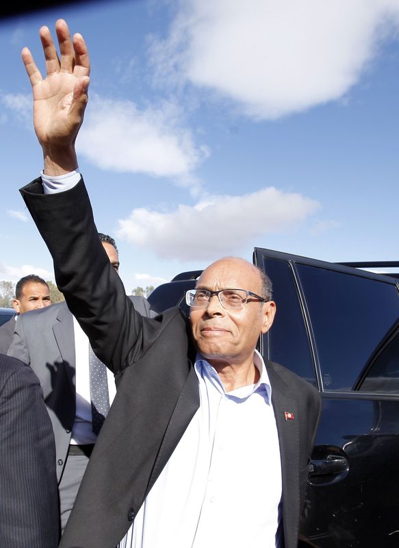 © Reuters. مواجهة قوية بين "الحرس القديم" و"حرس الثورة" في انتخابات رئاسة تونس