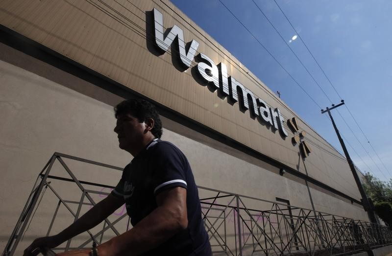 © Reuters. A person walks outside a Wal-Mart store in Mexico City