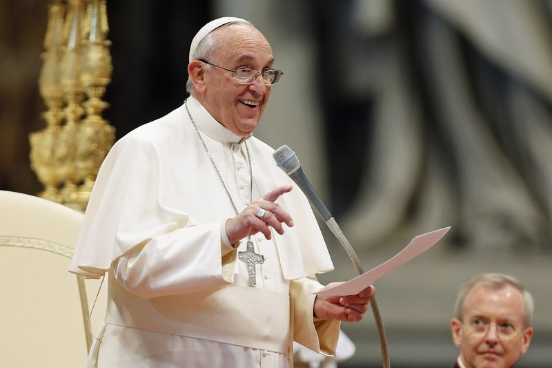 © Reuters. Papa Francisco durante audiência com atletas italianos na Basílica de São Pedro, no Vaticano